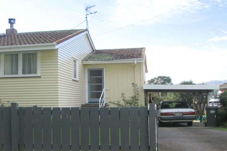 Photo of property in 32 Franklyn Road, Tawa, Wellington, 5028