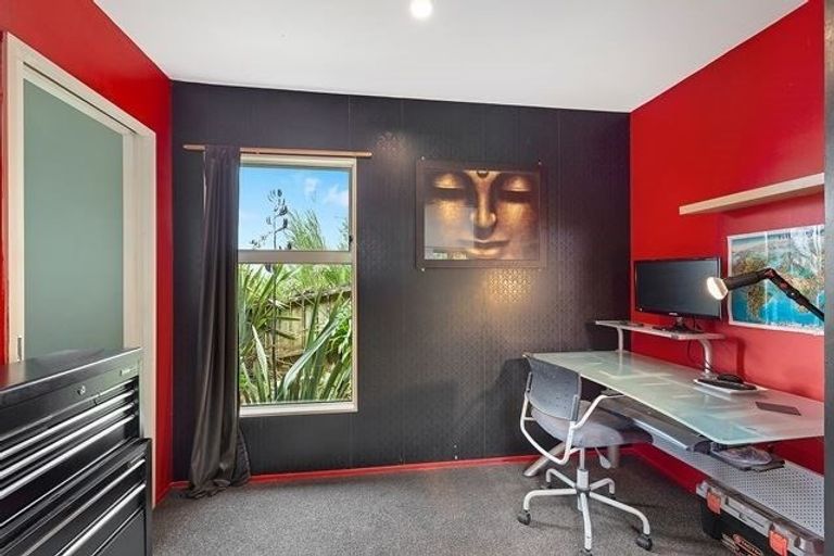 Photo of property in 8a Cullen Place, Tawa, Wellington, 5028