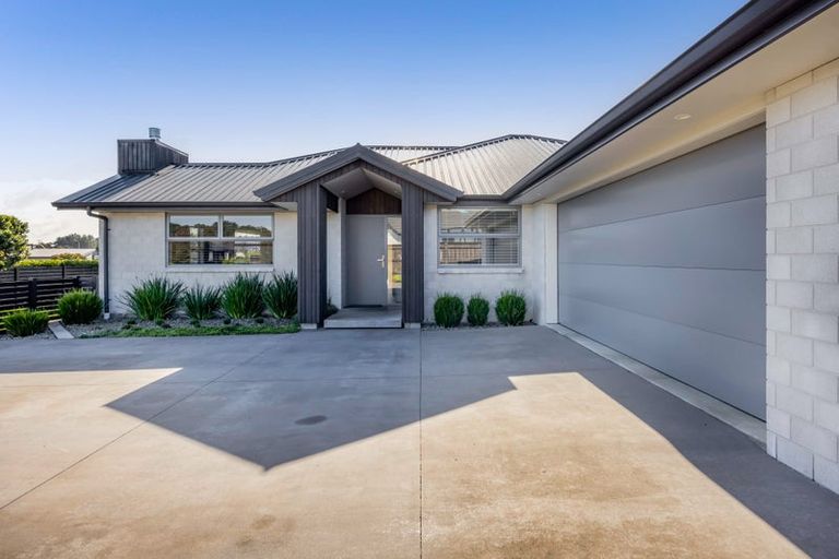 Photo of property in 52 Links Drive, Waiwhakaiho, New Plymouth, 4312