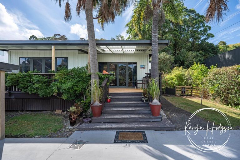 Photo of property in 10 Regent Street, Whakapirau, Maungaturoto, 0583