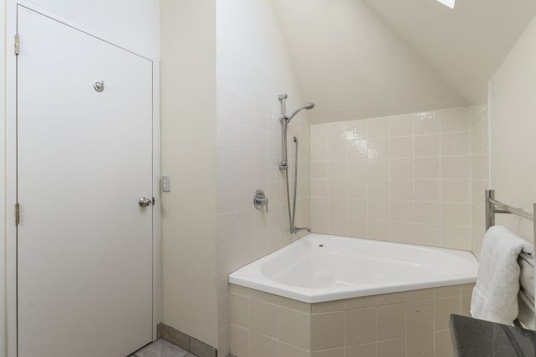 Photo of property in 2/79 Island Road, Beach Haven, Auckland, 0626