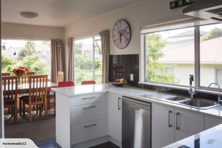 Photo of property in 2/218 East Coast Road, Forrest Hill, Auckland, 0620