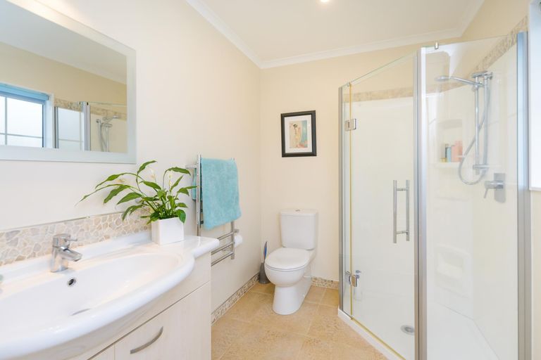 Photo of property in 22 Greenwood Place, Fitzherbert, Palmerston North, 4410