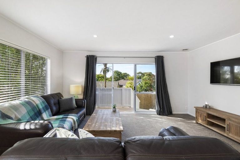 Photo of property in 1/18 Altair Place, Windsor Park, Auckland, 0632