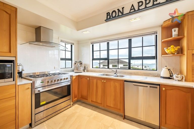 Photo of property in 44 Arahiwi Grove, Tirohanga, Lower Hutt, 5010