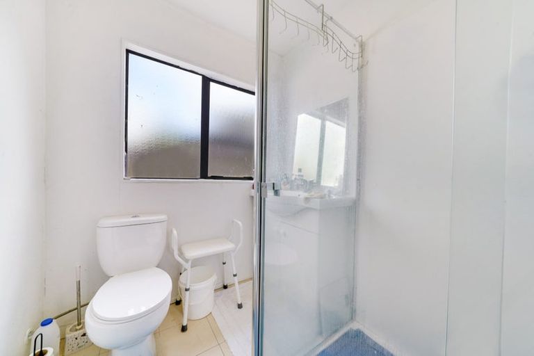 Photo of property in 2/6 Eulogy Place, Randwick Park, Auckland, 2105