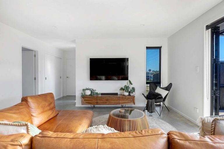 Photo of property in 1 Rehua Place, Waiwhakaiho, New Plymouth, 4312