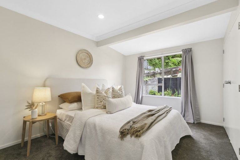 Photo of property in 17 Cheltenham Terrace, Newlands, Wellington, 6037