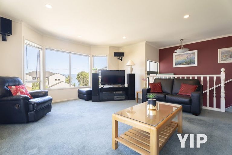 Photo of property in 16 Domett Street, Newlands, Wellington, 6037