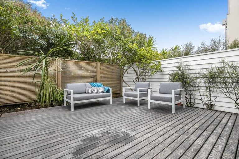 Photo of property in 9/40 Scarlet Oak Drive, Schnapper Rock, Auckland, 0632