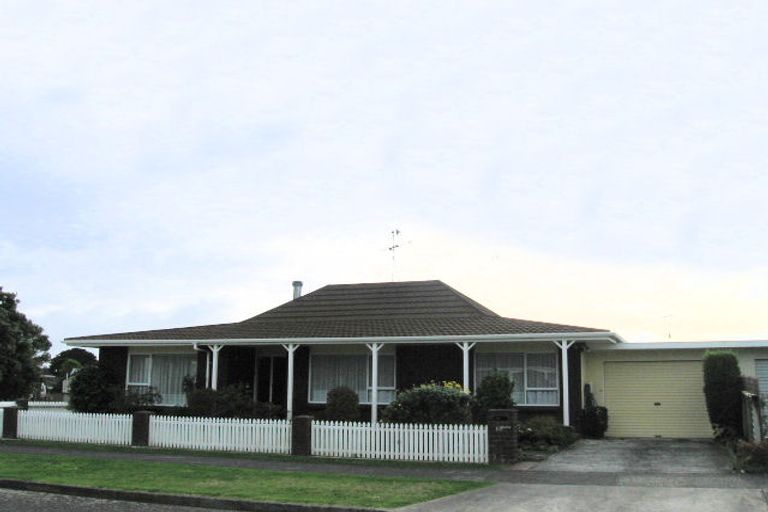 Photo of property in 60 Rewarewa Crescent, Waikanae, 5036