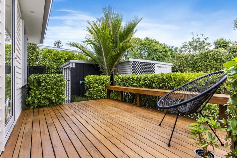 Photo of property in 2/12 Beatrice Avenue, Hillcrest, Auckland, 0627