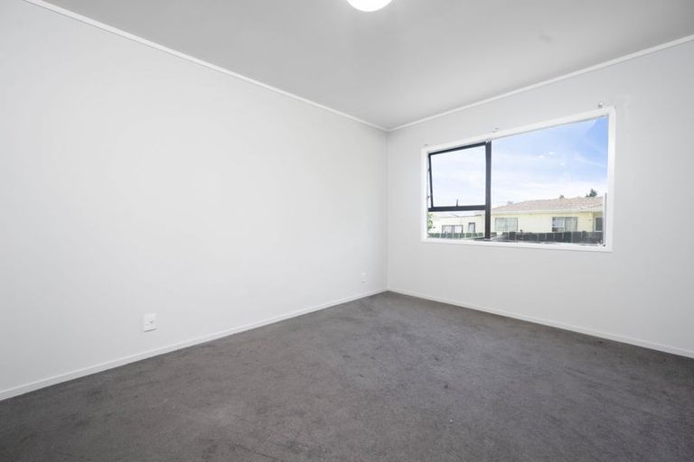 Photo of property in 2/15 Secretariat Place, Randwick Park, Auckland, 2105