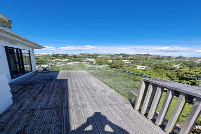 Photo of property in 2/29 Cheltenham Terrace, Newlands, Wellington, 6037