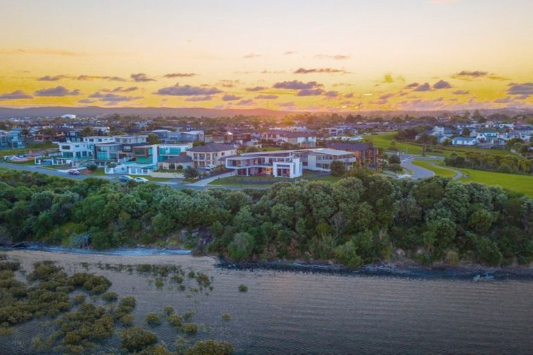 Photo of property in 7 Karemoana Drive, Te Atatu Peninsula, Auckland, 0610