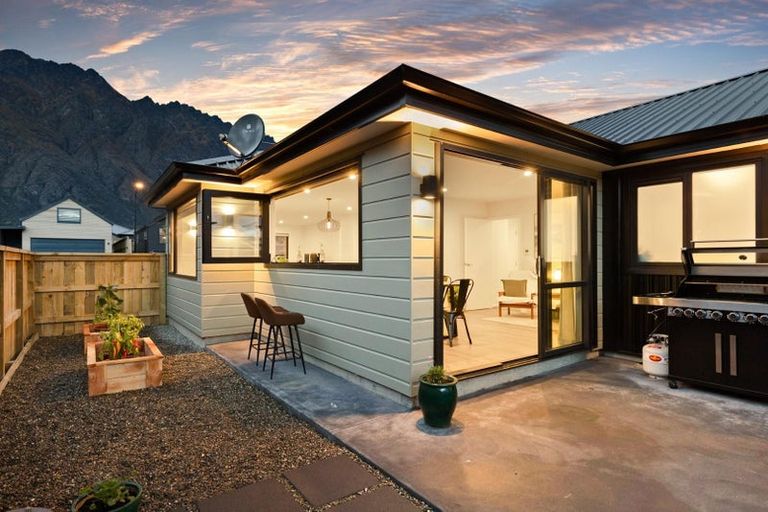 Photo of property in 22 Cheviot Street, Jacks Point, 9371