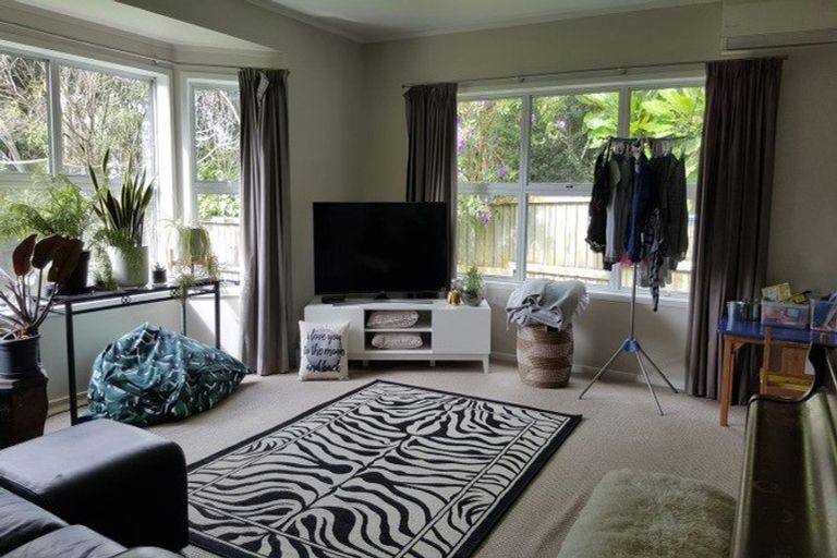 Photo of property in 1/236 Glamorgan Drive, Northcross, Auckland, 0630