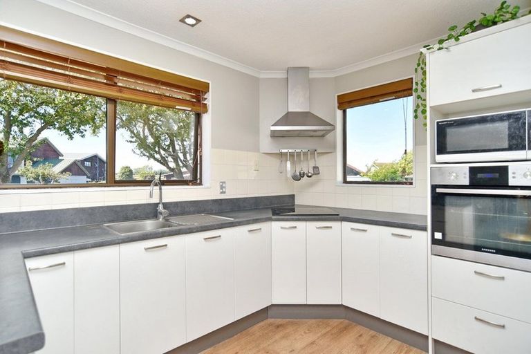 Photo of property in 4 Sonning Place, Redwood, Christchurch, 8051