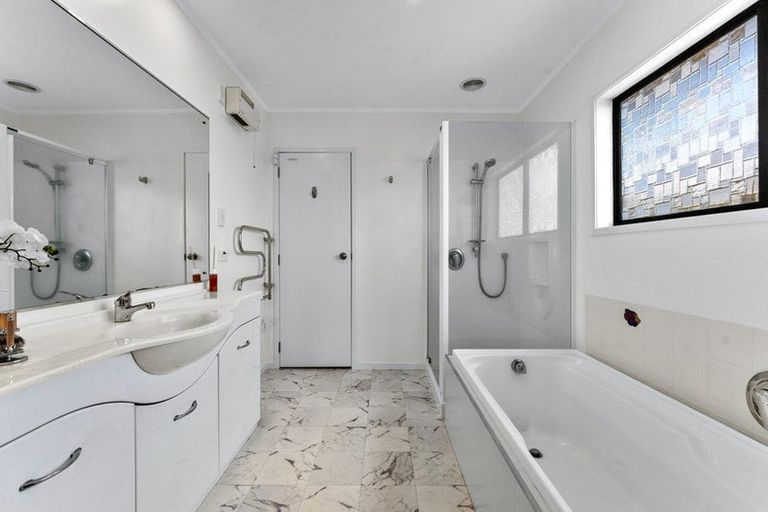 Photo of property in 24 Majesty Place, Half Moon Bay, Auckland, 2012