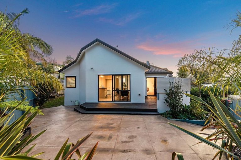 Photo of property in 23 Kerlin Crescent, West Harbour, Auckland, 0618