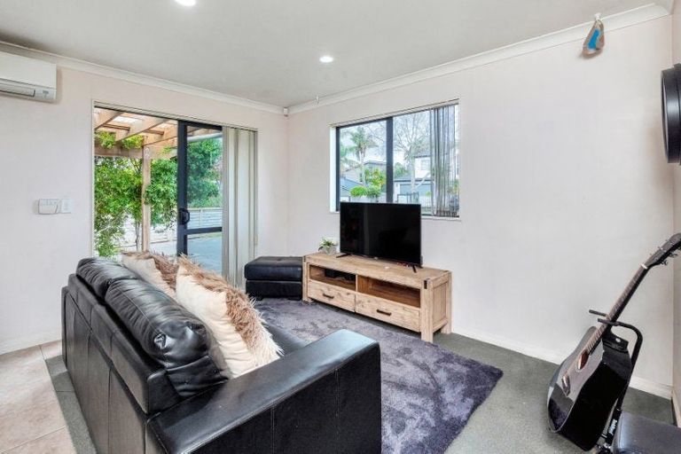 Photo of property in 35 English Oak Drive, Schnapper Rock, Auckland, 0632