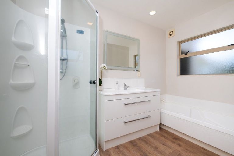 Photo of property in 20 Arataki Road, Havelock North, 4130