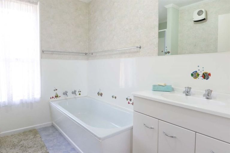 Photo of property in 23 Oakley Crescent, Hornby, Christchurch, 8042