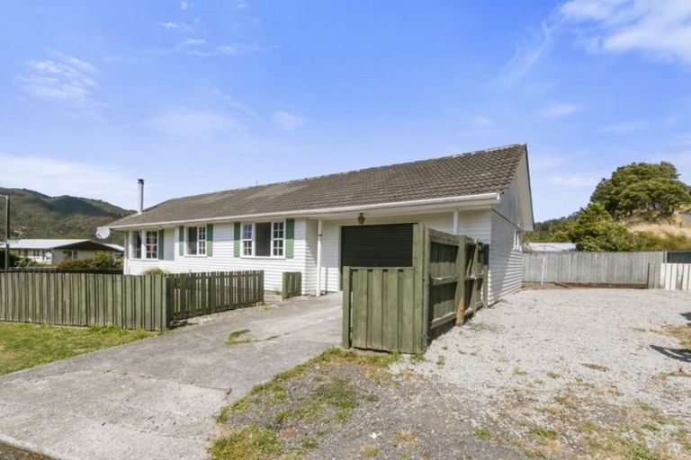 Photo of property in 21 Hamstead Street, Wainuiomata, Lower Hutt, 5014