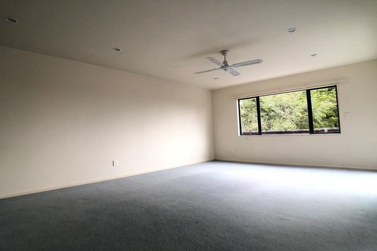 Photo of property in 12 Springwater Vale, Unsworth Heights, Auckland, 0632