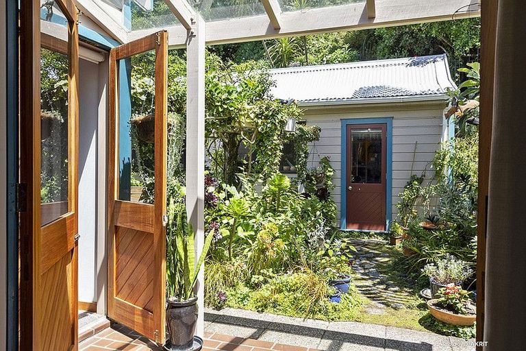 Photo of property in 146 Breaker Bay Road, Breaker Bay, Wellington, 6022