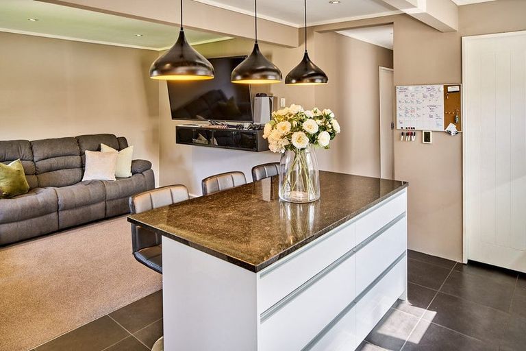 Photo of property in 44 Airlie Road, Plimmerton, Porirua, 5026