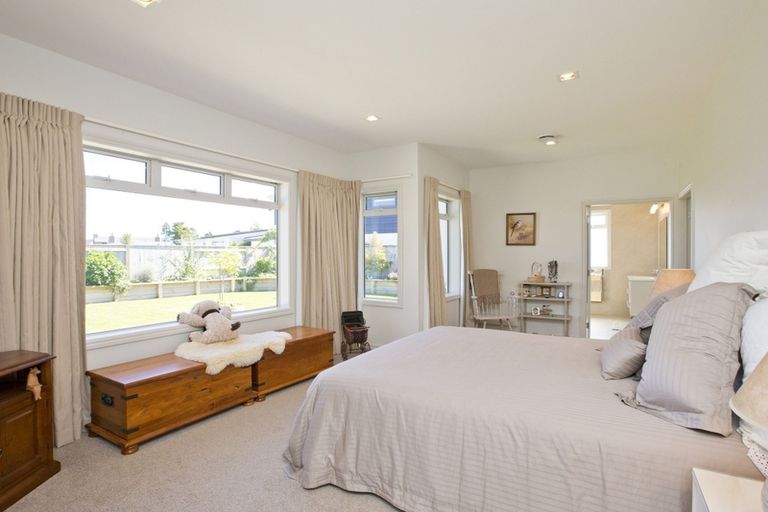 Photo of property in 3 Fairway Grove, Hokowhitu, Palmerston North, 4410