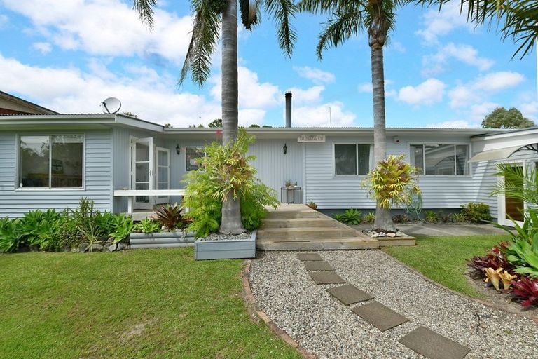 Photo of property in 18 Walton Street, Red Beach, 0932
