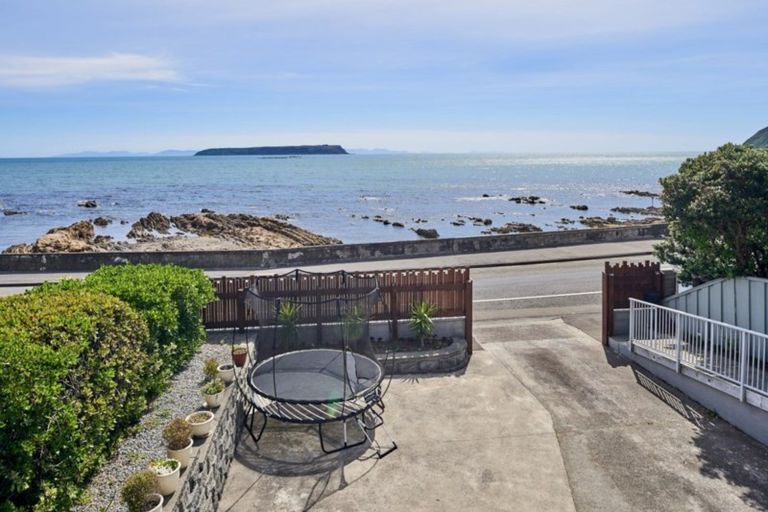 Photo of property in 25 Sunset Parade, Plimmerton, Porirua, 5026