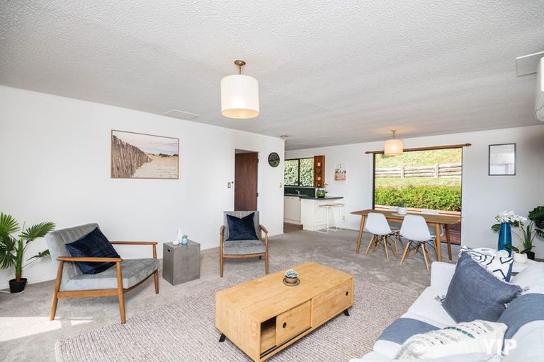 Photo of property in 44 Colchester Crescent, Newlands, Wellington, 6037