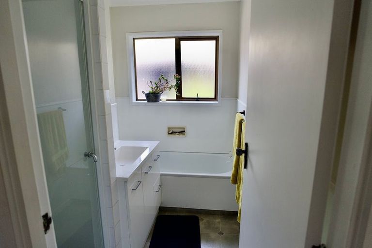 Photo of property in 2/17 Paris Place, Birkenhead, Auckland, 0626