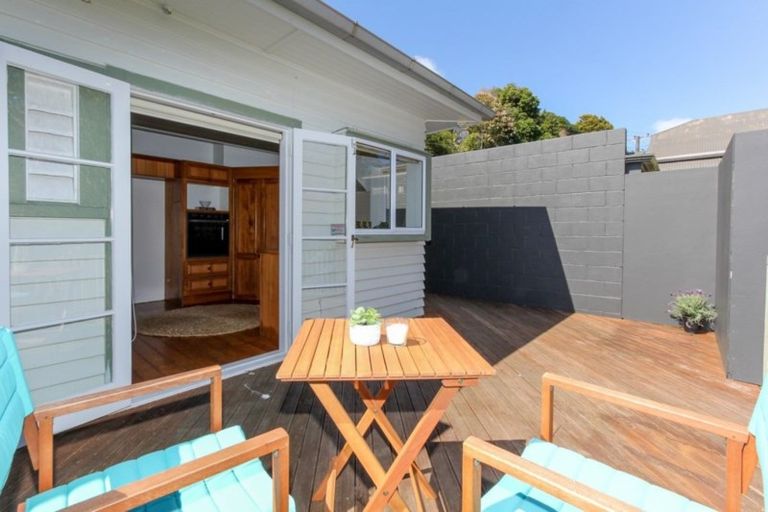 Photo of property in 42 Carrington Street, Lower Vogeltown, New Plymouth, 4310