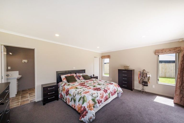 Photo of property in 25 Rodeo Drive, Kelvin Grove, Palmerston North, 4414