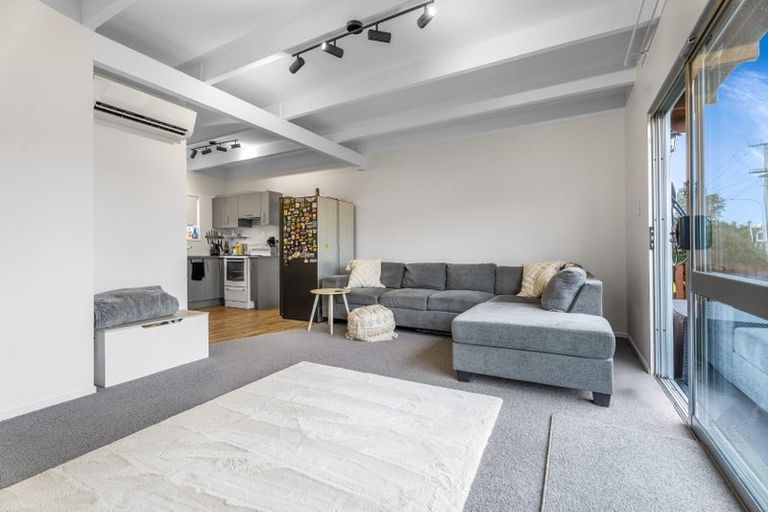 Photo of property in 1/2 Edwards Avenue, Henderson, Auckland, 0610