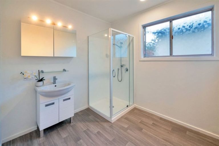 Photo of property in 49 Roberts Road, Matakatia, Whangaparaoa, 0930