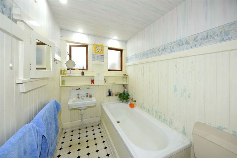 Photo of property in 90 Palatine Terrace, Saint Martins, Christchurch, 8022