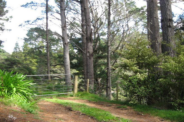 Photo of property in 5 Long Road, Waitakere, Henderson, 0781