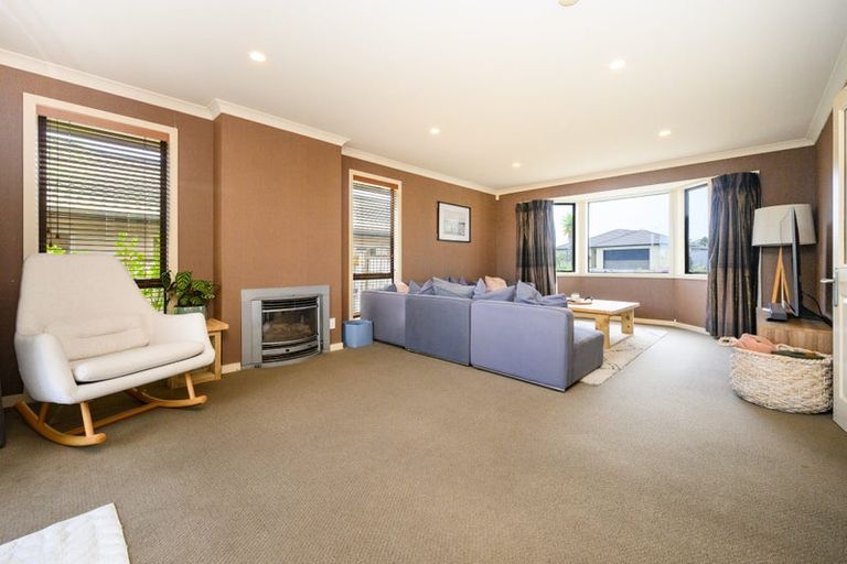 Photo of property in 19 Johnstone Drive, Fitzherbert, Palmerston North, 4410