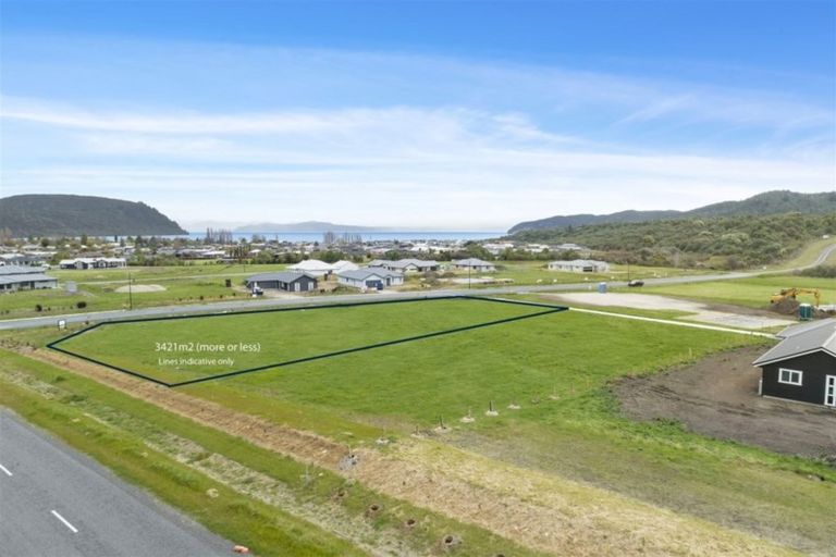 Photo of property in 2 Kahikatea Drive, Kinloch, Taupo, 3377