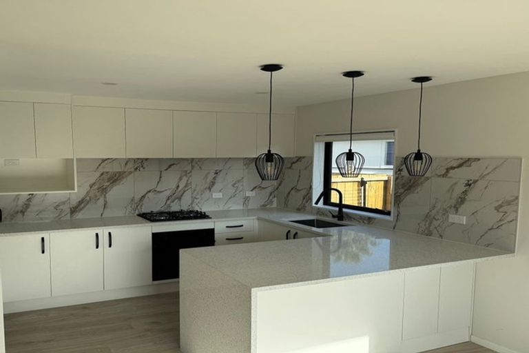 Photo of property in 4 Hughdene Place, Henderson, Auckland, 0610