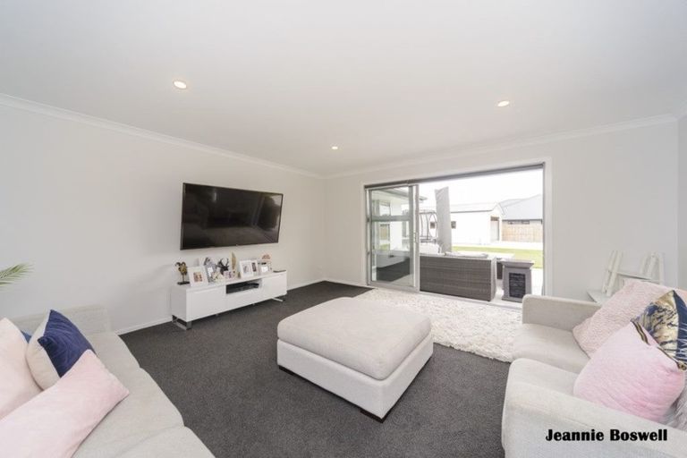 Photo of property in 14 Freedom Drive, Kelvin Grove, Palmerston North, 4414