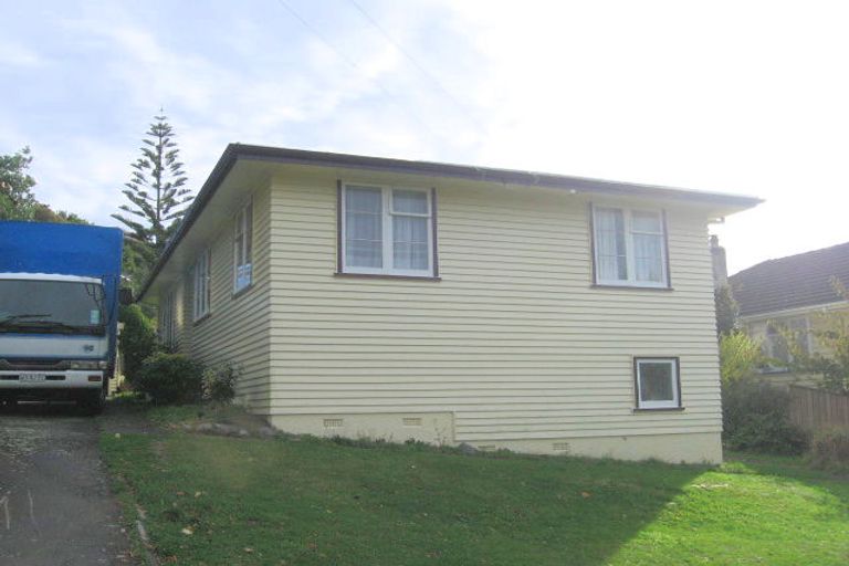 Photo of property in 1 Wakefield Terrace, Tawa, Wellington, 5028