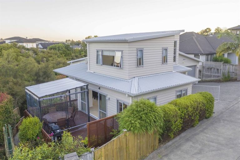 Photo of property in 13 Bintulu Place, Fairview Heights, Auckland, 0632