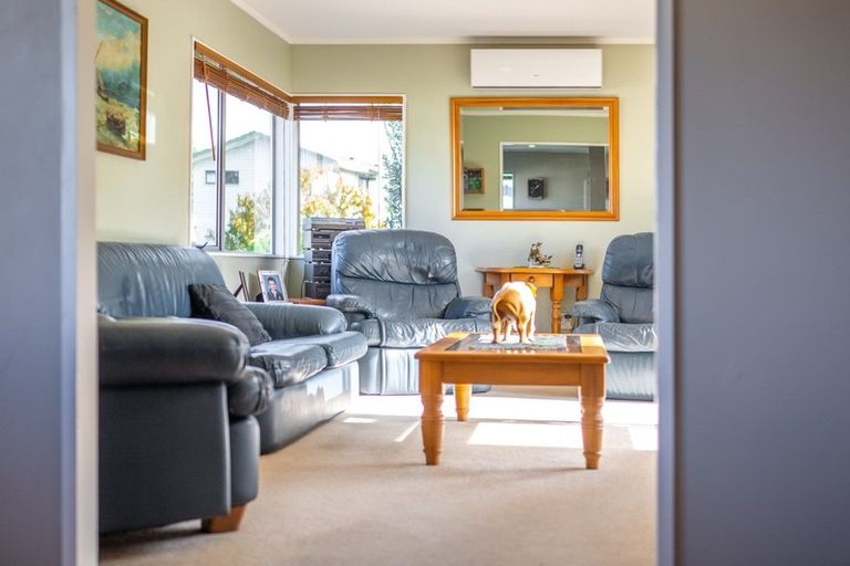 Photo of property in 2/114 Bradbury Road, Botany Downs, Auckland, 2010