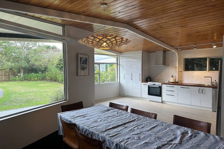 Photo of property in 32 Te Moana Road, Waikanae Beach, Waikanae, 5036